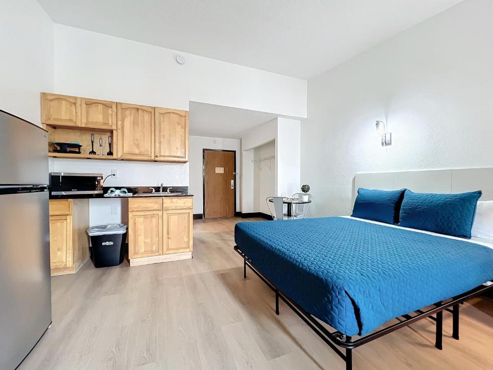 King Room - Non-Smoking interior